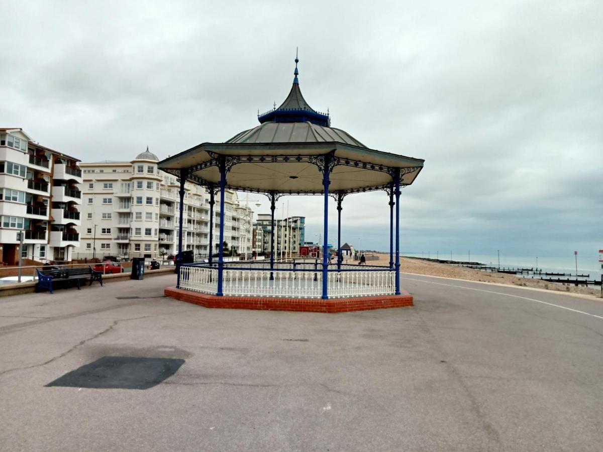 Glorious Duplex Holiday Apartment By The Sea Bognor Regis Exterior foto